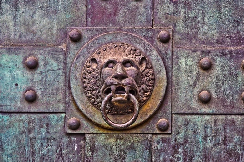 Parfois il faut trouver le secret d'un symbole pour pouvoir ouvrir une porte. Trouver la clé d'une porte est synonyme d'initiation accomplie.