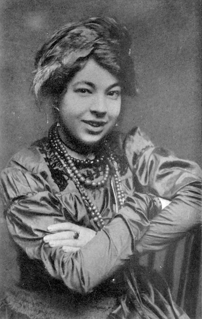 Portrait photographique de Pamela Colman Smith, illustratrice du tarot Rider-Waite-Smith, vers 1912