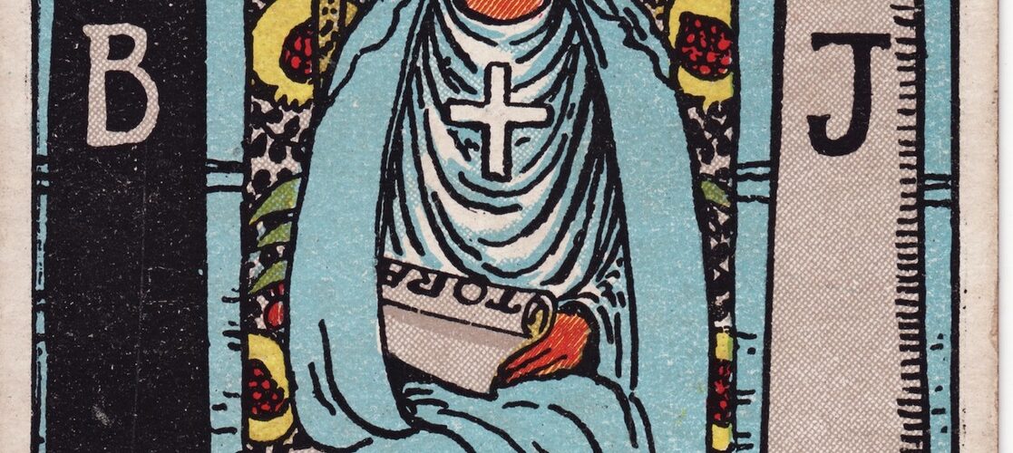 La Grande Prêtresse du tarot Rider-Waite-Smith, assise entre deux colonnes marquées B et J, devant une tenture de grenades