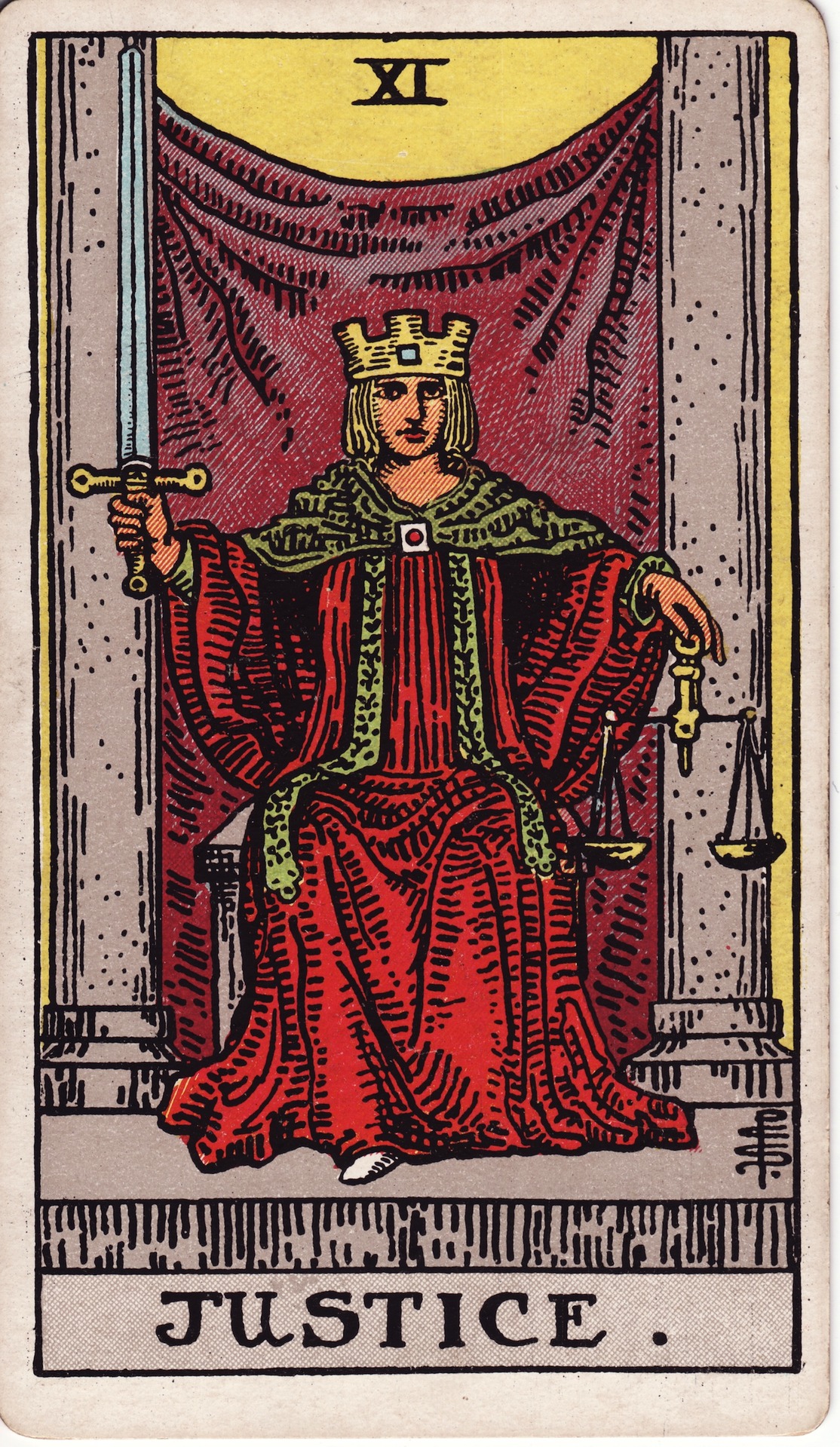 La Justice numérotée XI dans le tarot Rider-Waite-Smith, une figure assise tenant une épée et une balance