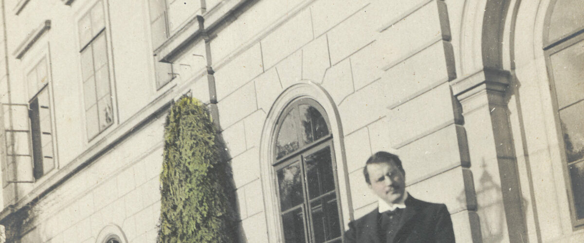 Photographie de Carl Gustav Jung en 1910, en buste, portant des lunettes et une moustache