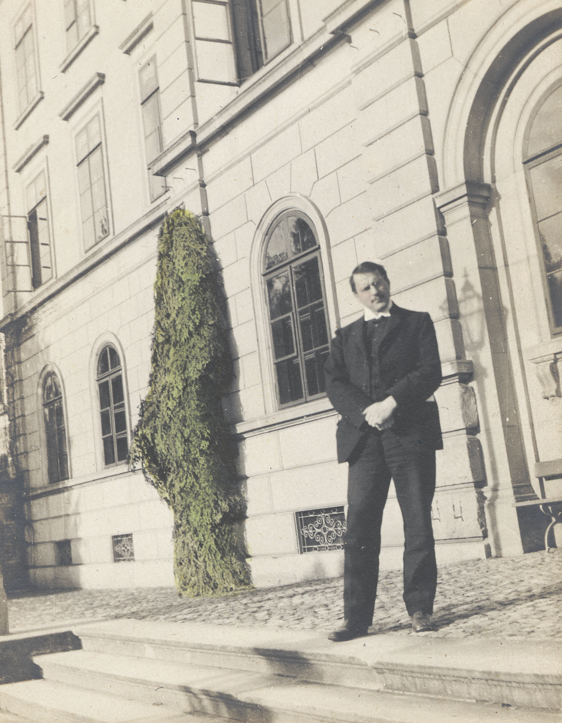 Photographie de Carl Gustav Jung en 1910, en buste, portant des lunettes et une moustache