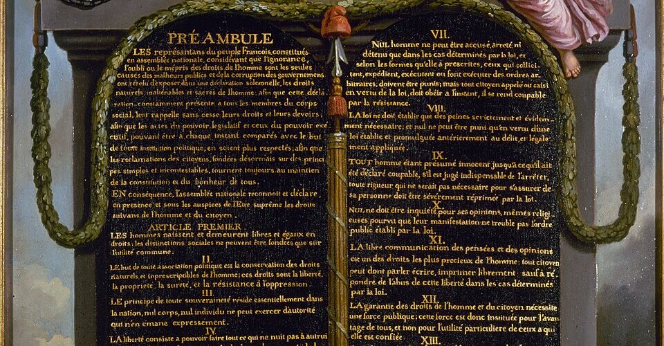 Tableau de la Déclaration des droits de l'homme et du citoyen de 1789, surmonté d'un œil dans un triangle rayonnant