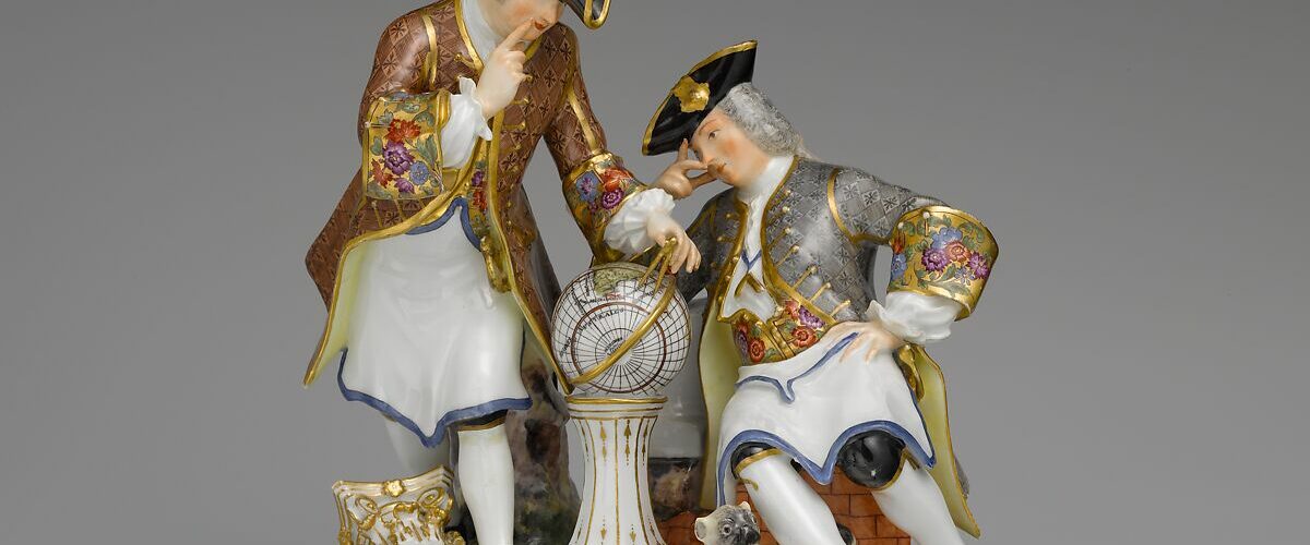 Groupe en porcelaine de Meissen : deux francs-maçons en tablier blanc, avec un compas et des outils de bâtisseur