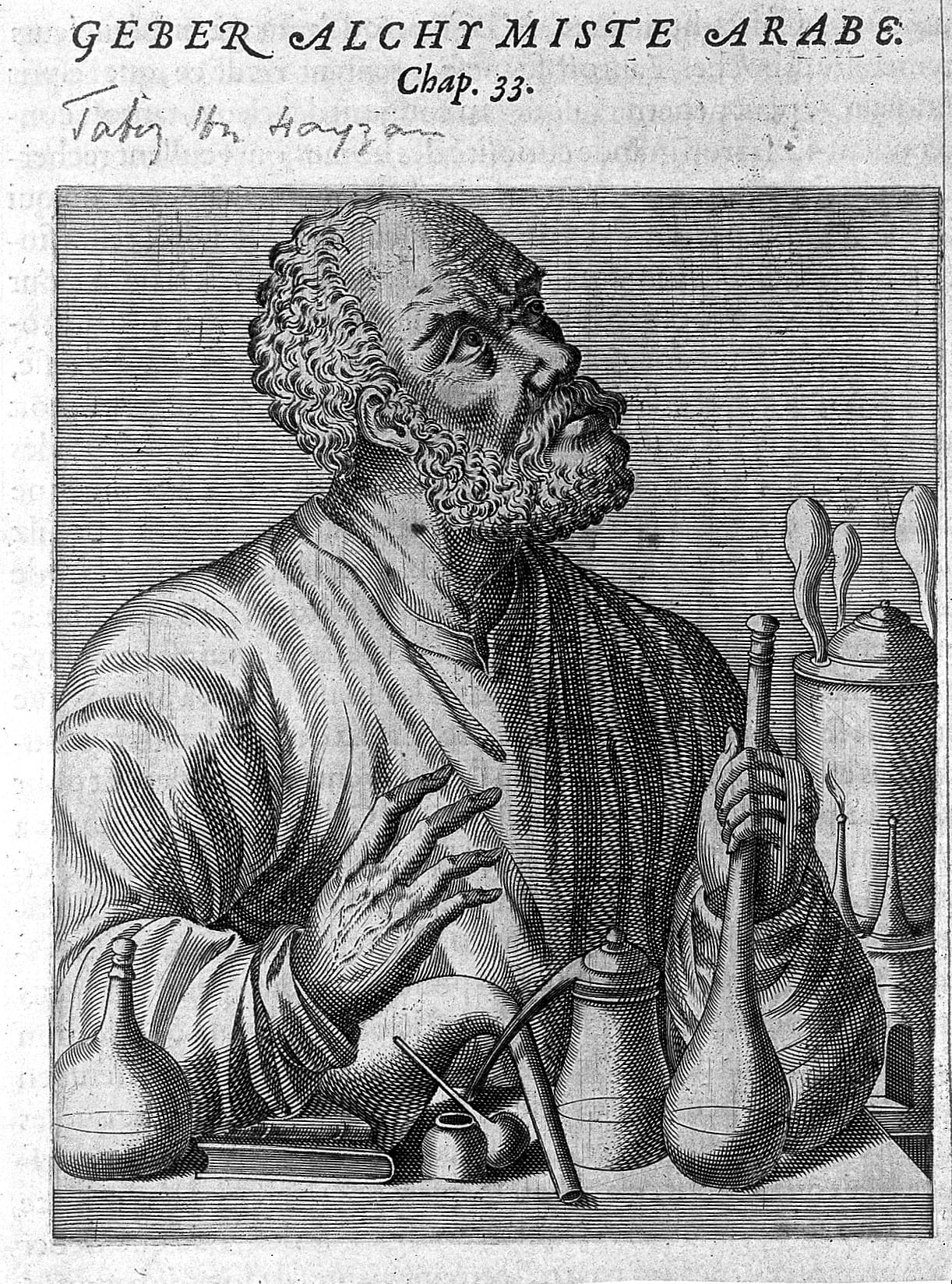 Gravure ancienne représentant Geber, l'alchimiste arabe, tenant un alambic devant une table couverte de fioles