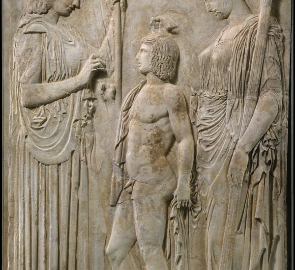 Grand relief d'Éleusis : Déméter et Perséphone de part et d'autre du jeune Triptolème