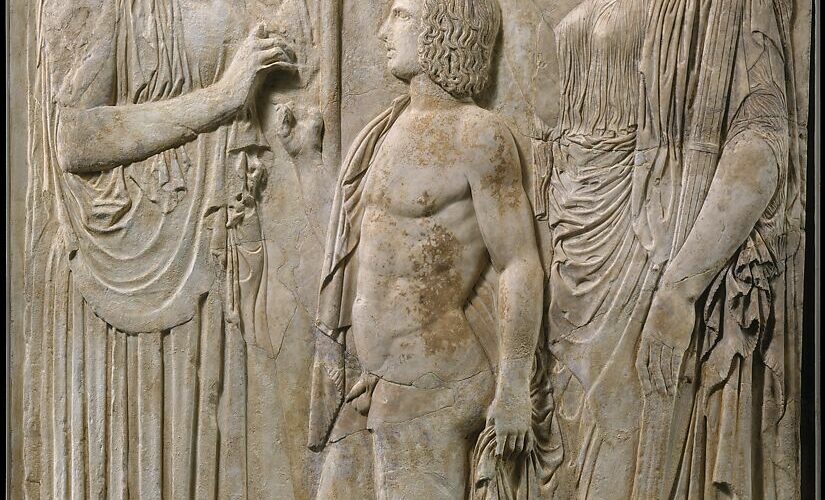 Grand relief d'Éleusis : Déméter et Perséphone de part et d'autre du jeune Triptolème