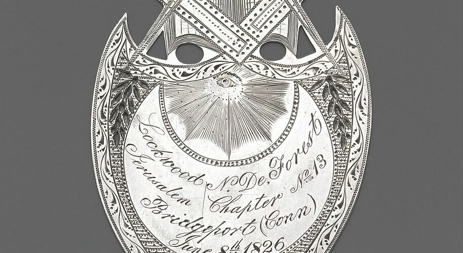 Médaille maçonnique en argent en forme d'écu, gravée de symboles maçonniques