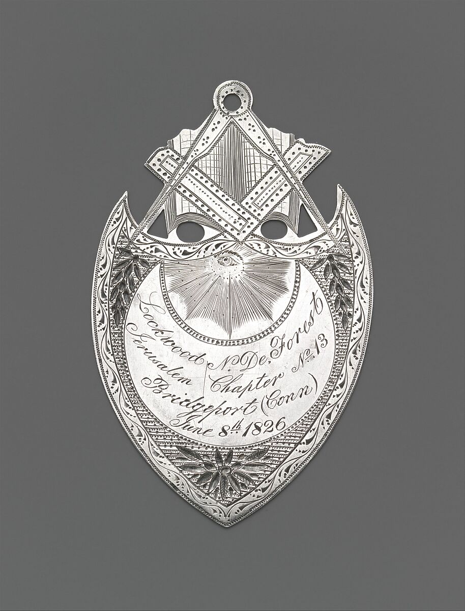 Médaille maçonnique en argent en forme d'écu, gravée de symboles maçonniques