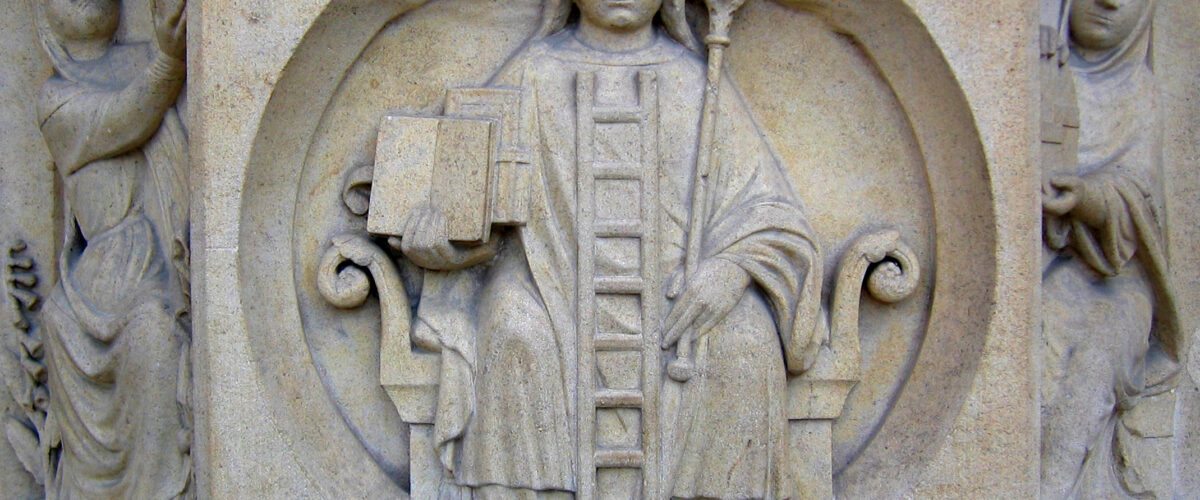 Relief du portail central de Notre-Dame de Paris : une femme assise tient un sceptre, une échelle appuyée contre elle, deux livres à la main