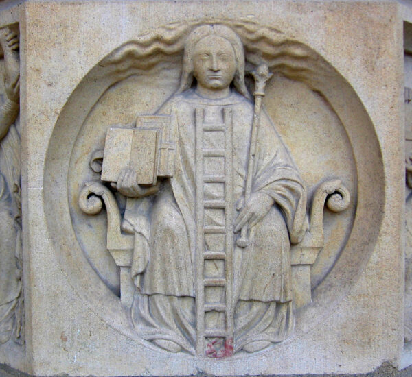 Relief du portail central de Notre-Dame de Paris : une femme assise tient un sceptre, une échelle appuyée contre elle, deux livres à la main