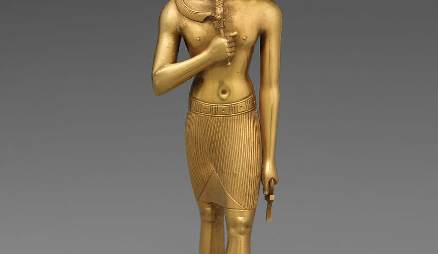 Statuette en or massif du dieu Amon debout, coiffé de sa couronne plate, tenant un ankh