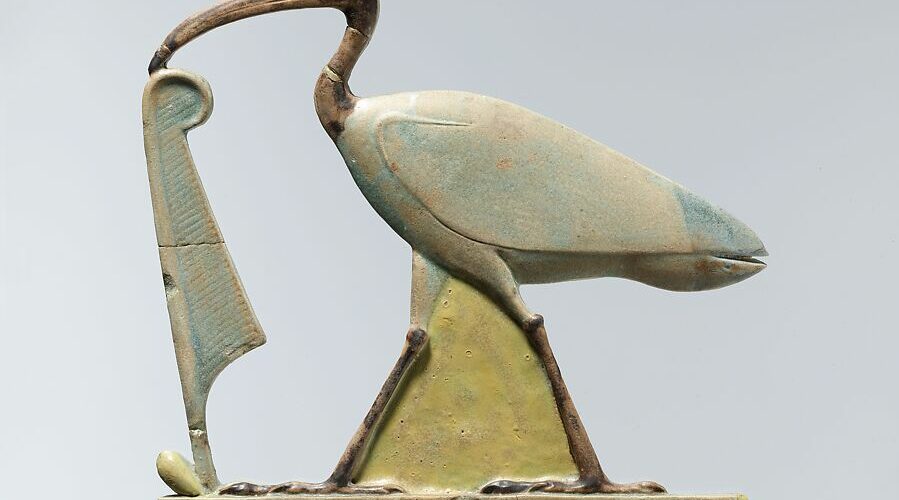Incrustation égyptienne en faïence représentant le dieu Thot sous la forme d'un ibis accompagné d'une plume de Maât