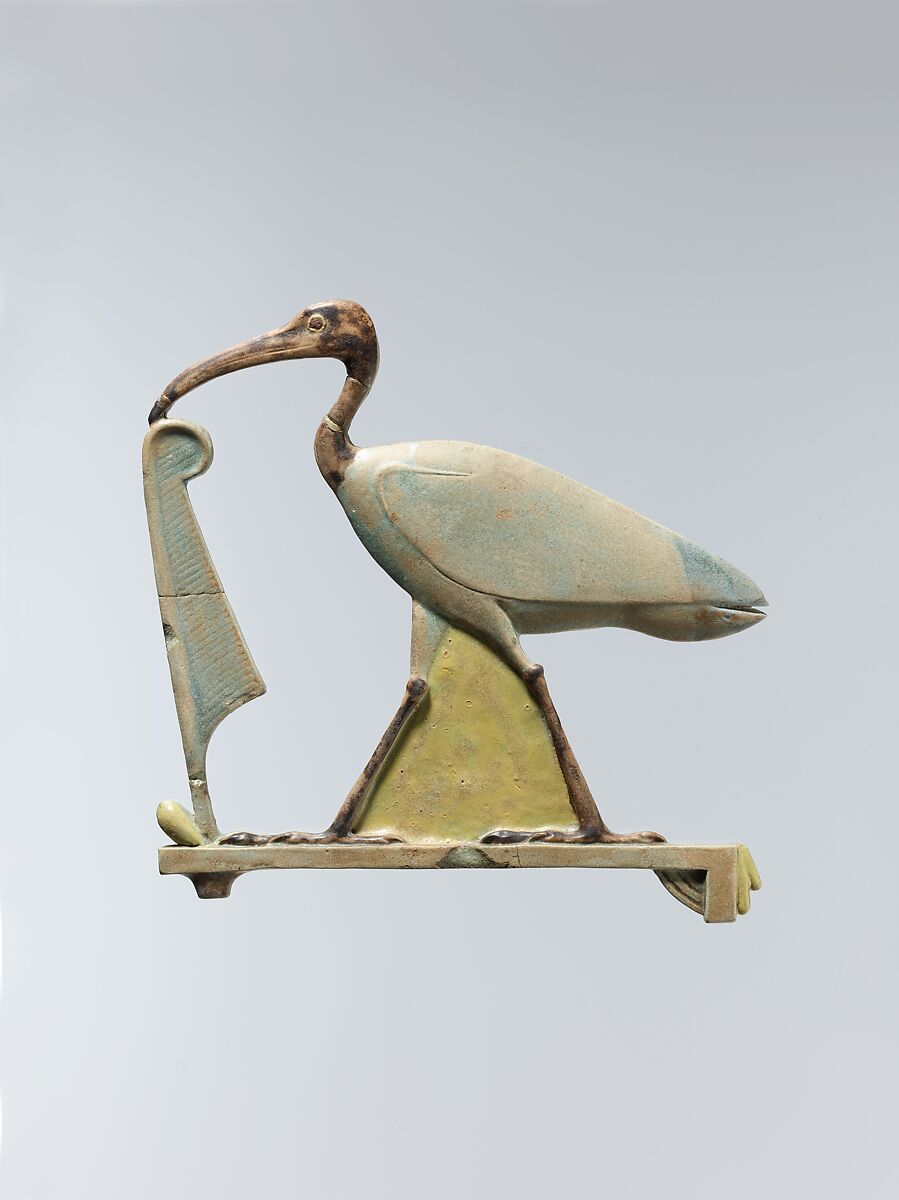 Incrustation égyptienne en faïence représentant le dieu Thot sous la forme d'un ibis accompagné d'une plume de Maât